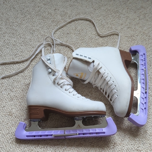 Jackson Women's White Ice Skates with Purple Guards - Picture 1 of 8